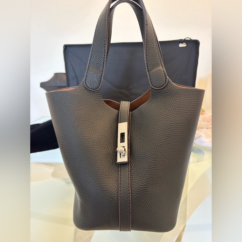 Elegant Black Leather Handbag With Makeup Case.